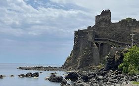 donna serena Aci Castello